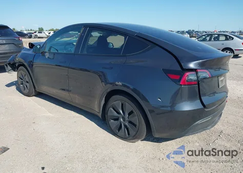 2024 Tesla Model Y Long Range Dual Motor All-Wheel Drive/Rwd z USA, uszkodzony, nr VIN 7SAYGDED5RF101473